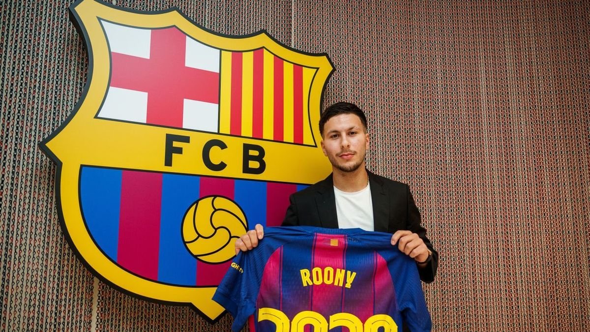Roony Bardghji, que tindrà fitxa del filial, va posar ahir. - FC BARCELONA