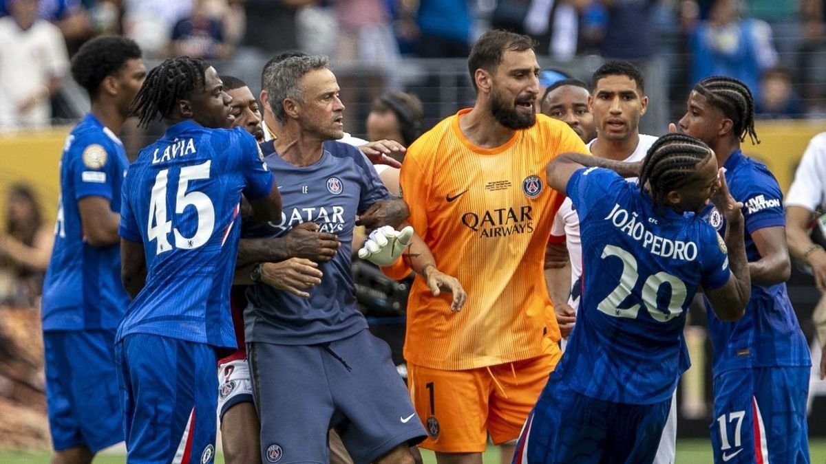 Luis Enrique perd els nervis i agredeix Joao Pedro al caure a la final - EFE
