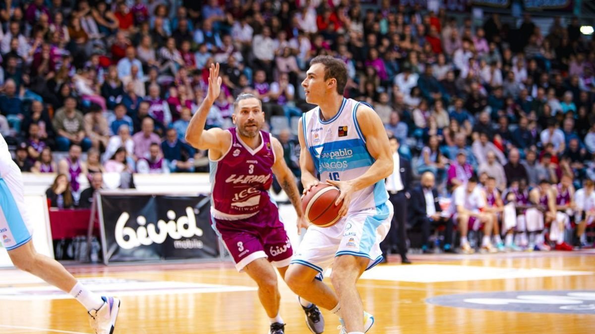 Millán Jiménez, en un partido contra el Lleida hace dos temporadas, con San Pablo Burgos. - POL PUERTAS