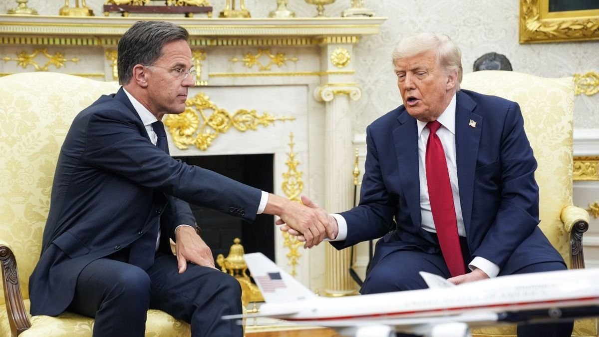 Rutte estrecha la mano de Trump durante una reunión en el Despacho Oval de la Casa Blanca. - EFE/EPA/YURI GRIPAS / POOL