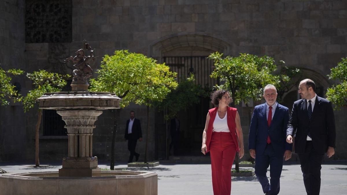 Alícia Romero, Ángels Víctor Torres y Albert Dalmau tras la comisión bilateral. - EUROPA PRESS