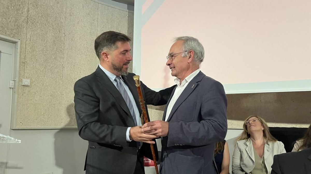 Serra recibió la vara de alcalde de Puigcerdà del edil saliente, Jordi Gassió (d). - ACN