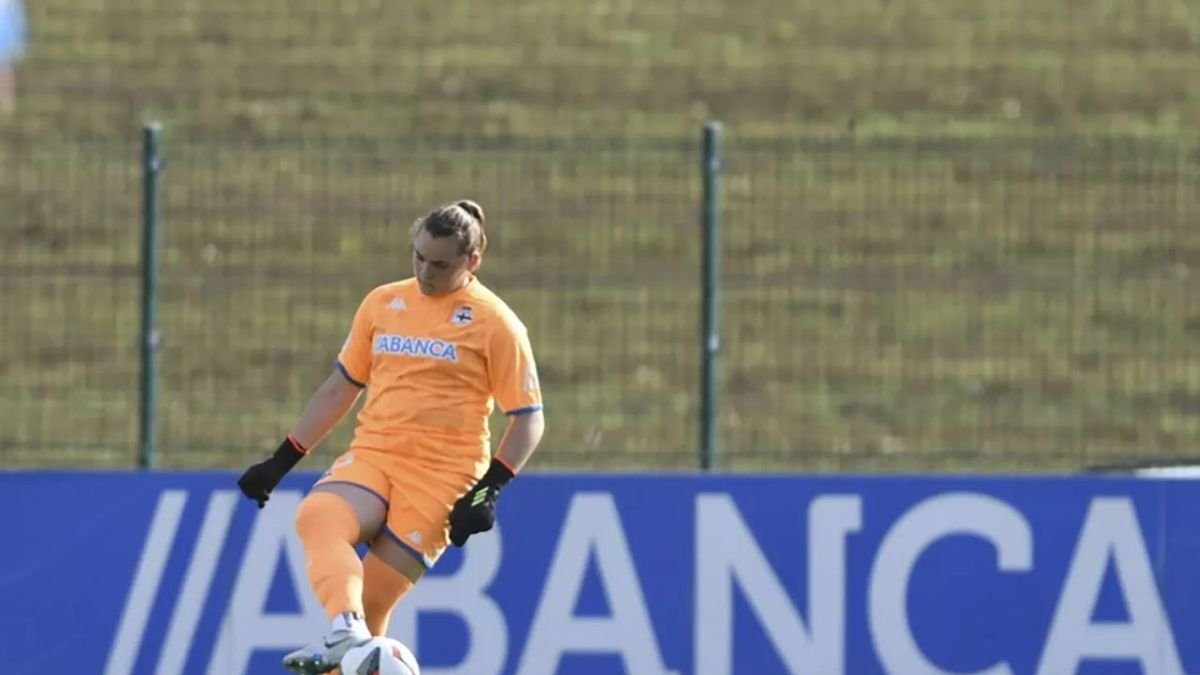 La guardameta Lucía Alba destaca por su juego de pies en la salida del balón. - DEPOR FÉMINAS