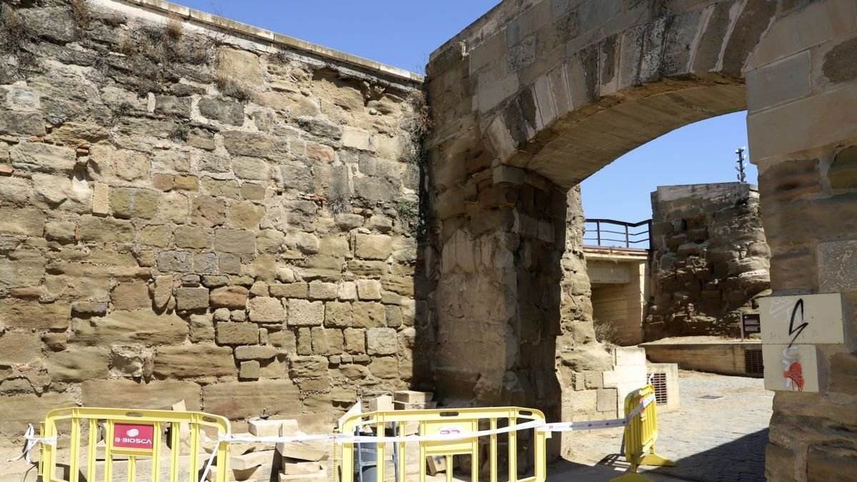 La zona que se desprendió es el acceso para los usuarios del ascensor del Canyeret. - MAGDALENA ALTISENT