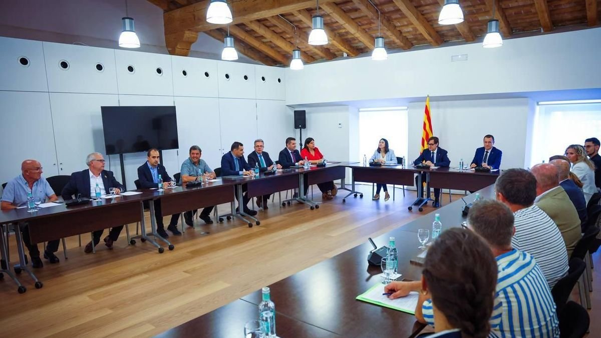 El president Illa y los consellers Parlon y Ordeig ayer con los alcaldes y otras autoridades de Lleida. - CARMINA MARSIÑACH
