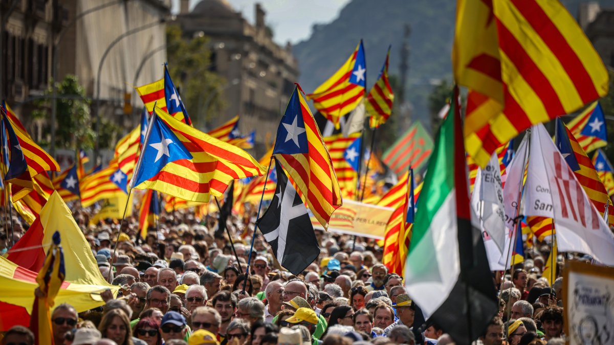 Banderas entre los asistentes a la movilización de Barcelona convocada por las entidades independentistas por la Diada.
