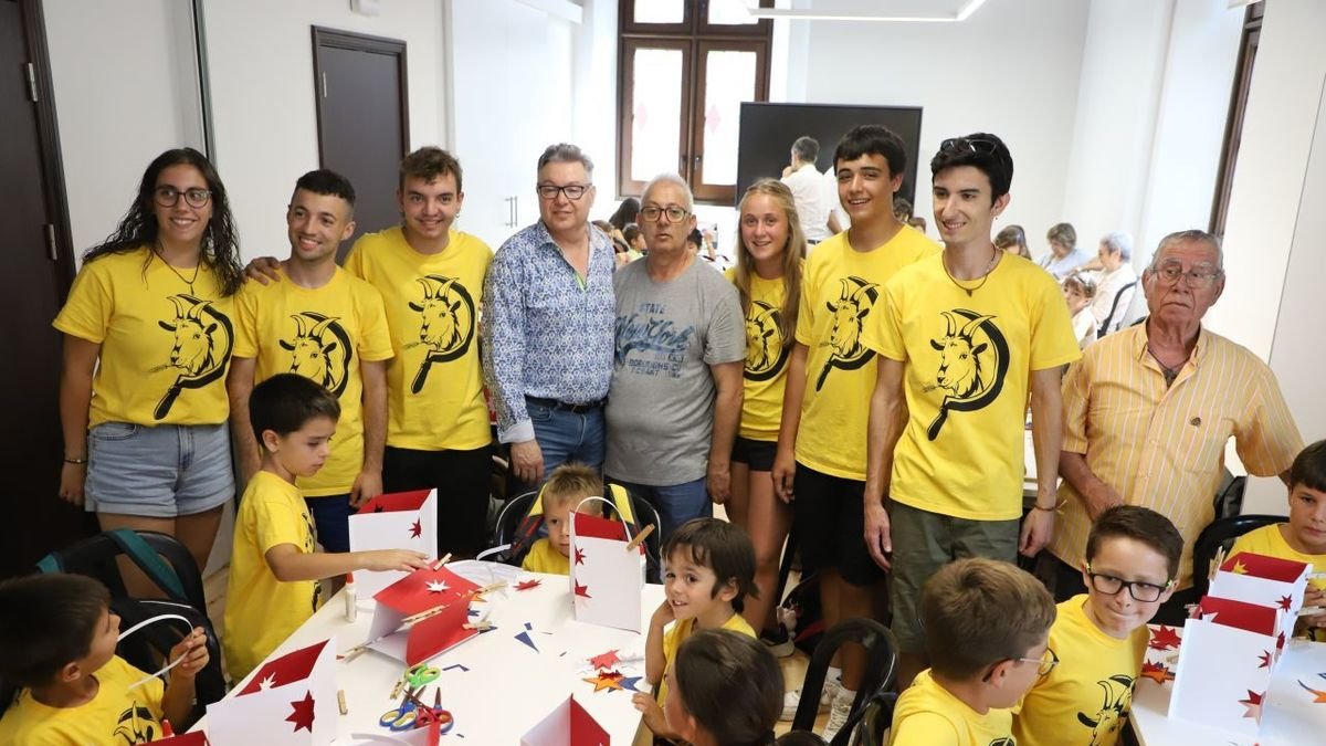 Imagen del taller de ‘fanalets’ de la Agrupació Ilerdenca de Pessebristes celebrado ayer en el IEI. - MAGDALENA ALTISENT