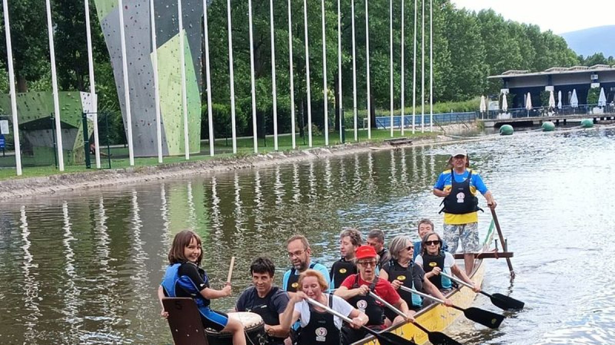 L’embarcació Barca Dragó, durant l’activitat inclusiva al Parc del Segre. - CLUB CADÍ CANOE KAYAK