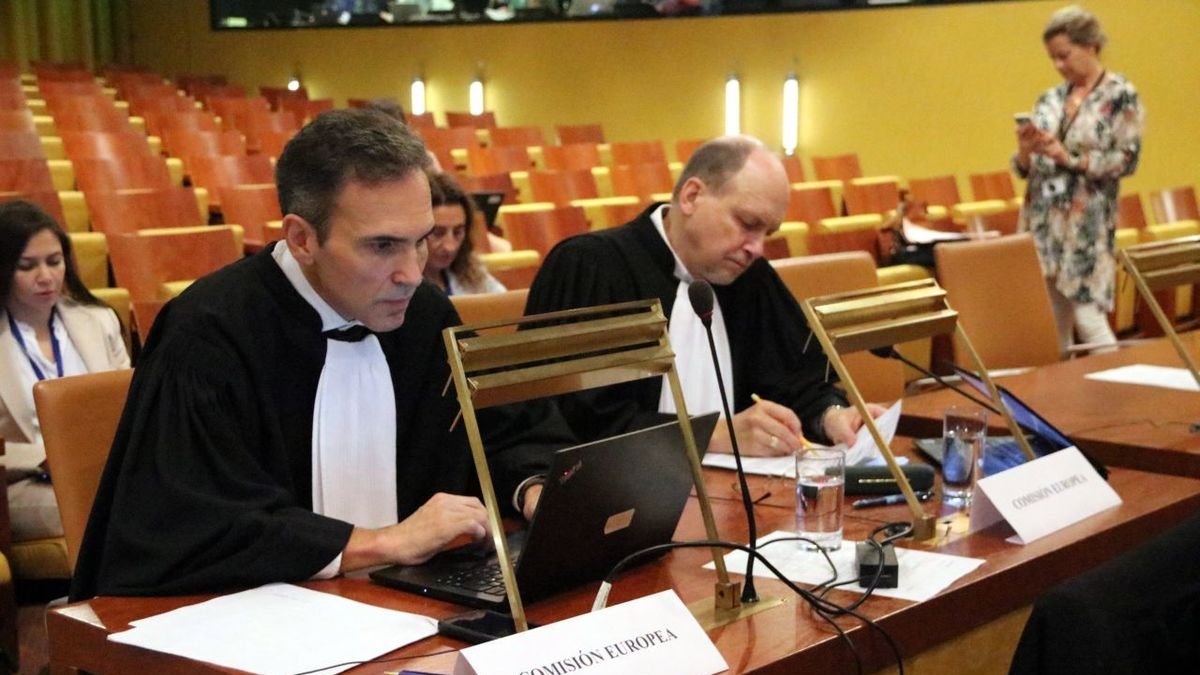 El abogado del Ejecutivo comunitario, Carlos Urraca, durante la vista de ayer en Luxemburgo. - NATÀLIA SEGURA/ACN