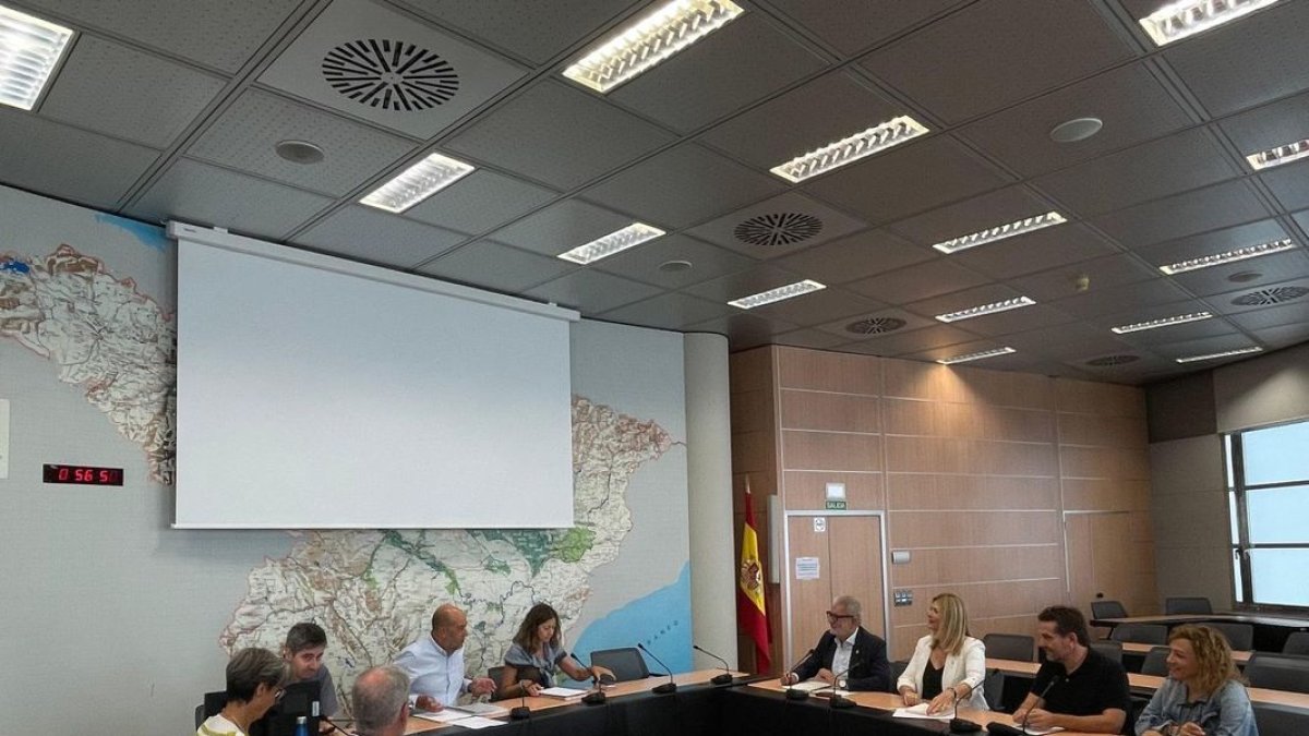 Imagen de la reunión que Larrosa e Iglesias mantuvieron ayer con el presidente de la CHE en Zaragoza. - AJUNTAMENT DE LLEIDA