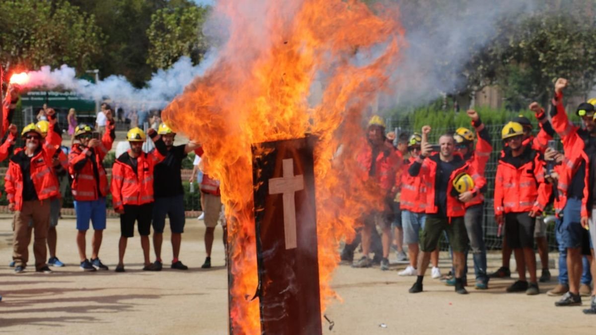 Una protesta de los Bombers Voluntaris en Barcelona, en 2023. - ACN / MARIA ALADERN
