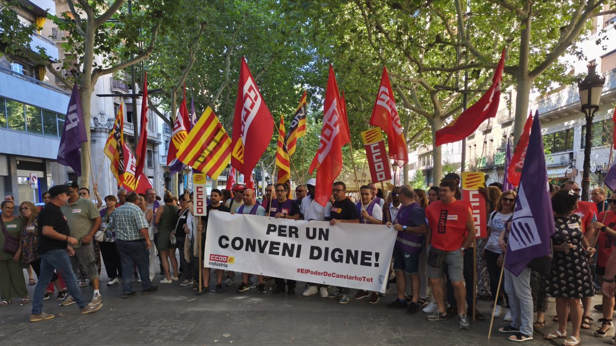 Un momento de la concentración sindical frente a la sede de Coell. 