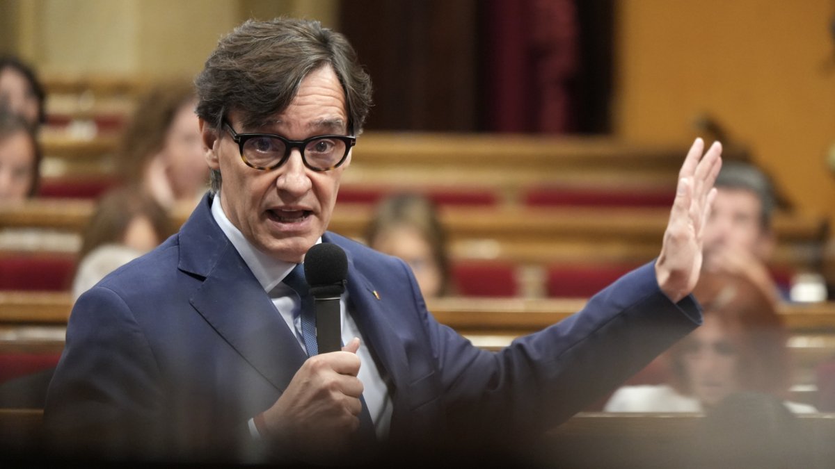 El presidente de la Generalitat, Salvador Illa, durante la sesión de control en el Parlament.