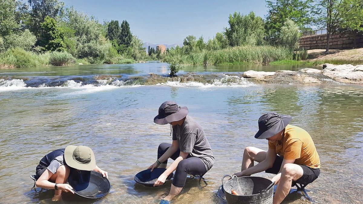 Activitat de recerca d’or artesanal al riu Segre.