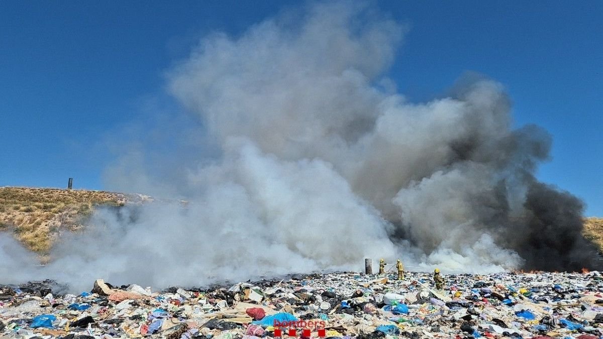 Efectivos de los Bomberos trabajando en la extinción. - BOMBERS