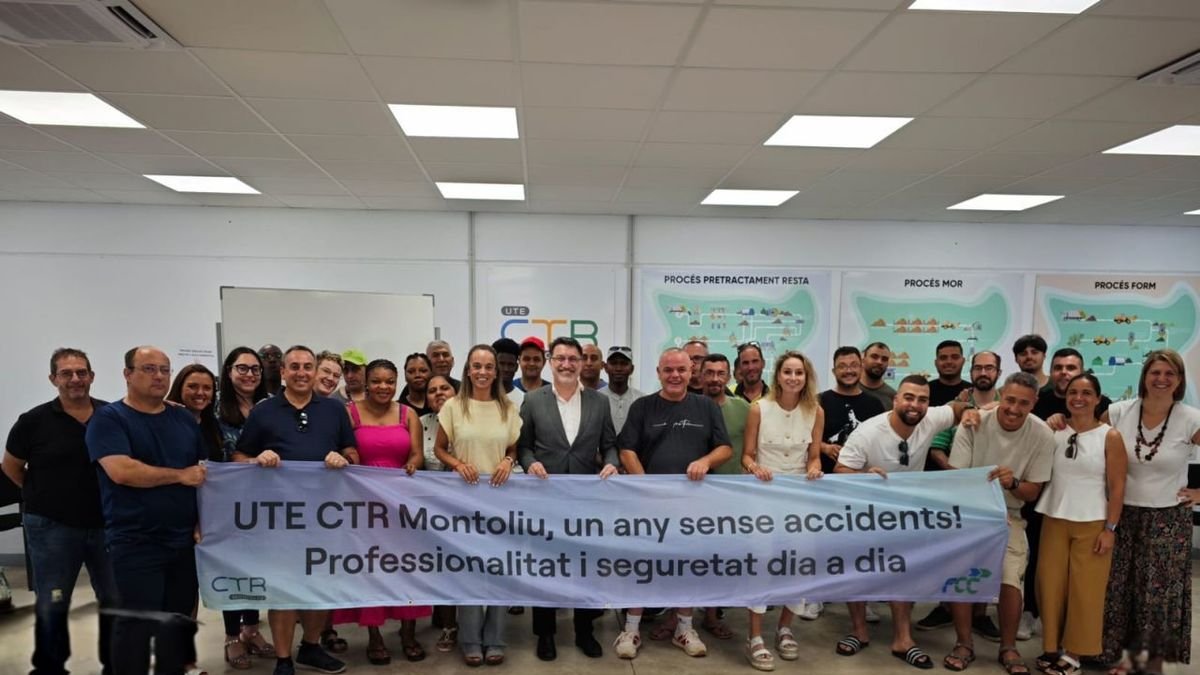 La plantilla de trabajadores de FCC en la planta de Montoliu.