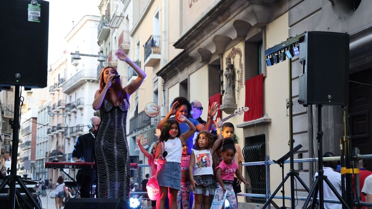 Lleida. L’associació de comerciants del carrer Carme, a l’Eix Comercial, va organitzar diferents activitats en la seua festa major. El concert del grup Metrópolis, que versiona la popular banda ABBA, va fer que es divertissin i ballessin assistents de totes les edats. - AMADO FORROLLA
