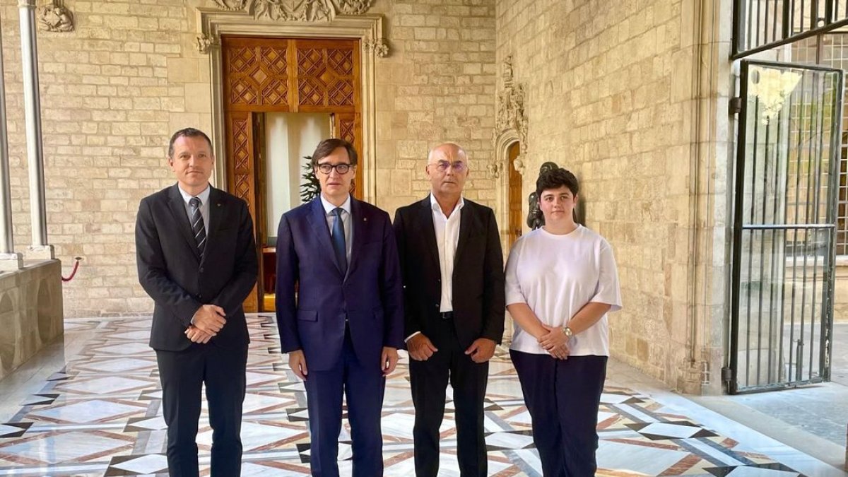 El conseller Ordeig y el president Illa, con Joan Carles Massot y Teresa Montanuy en nombre de JARC. - JARC