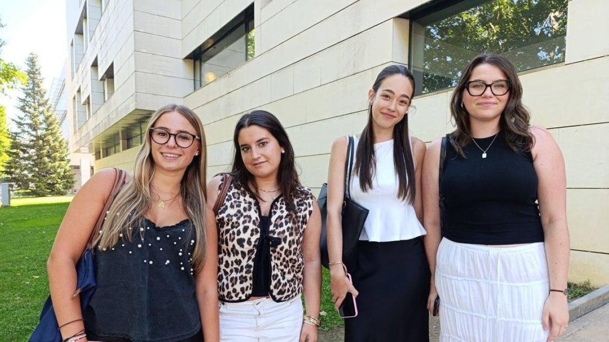 “La nostra il·lusió és ser mestres”■ Abril Pascual, Maria Palomera, Clara Jover i Carla Valls afirmen que es van enfrontar ahir a les PAP “més preparades” a l’haver anat a repàs. Esperen superar-les i obtenir plaça perquè, asseguren, “la nostra il·lusió és ser mestres”. - S.E.