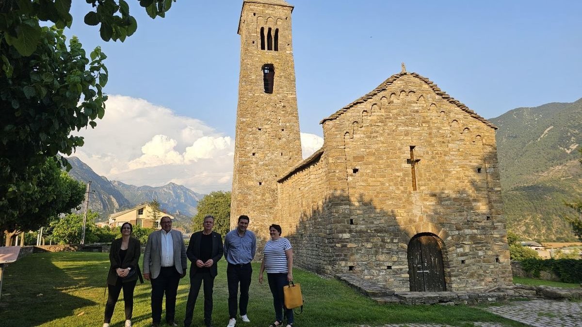 Representantes institucionales, ayer junto a la iglesia románica de Sant Climent de Coll de Nargó. - IEI
