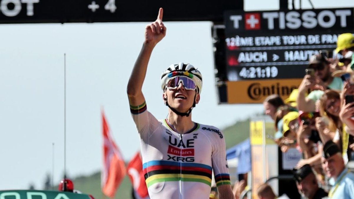 L’eslovè Tadej Pogacar celebra a la meta la seua victòria en la primera gran etapa pirinenca. - EFE