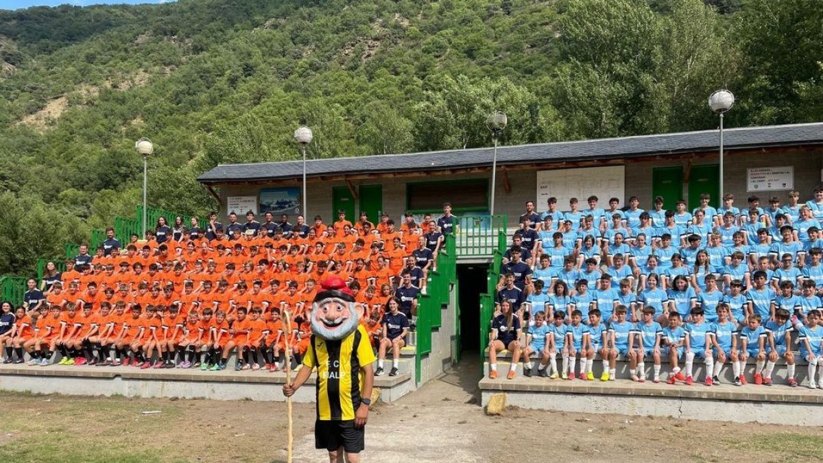 El Padrí del FC Rialp posó con los asistentes al Campus. - FC RIALP