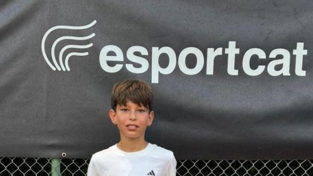 Miquel López, amb el trofeu de campió provincial.