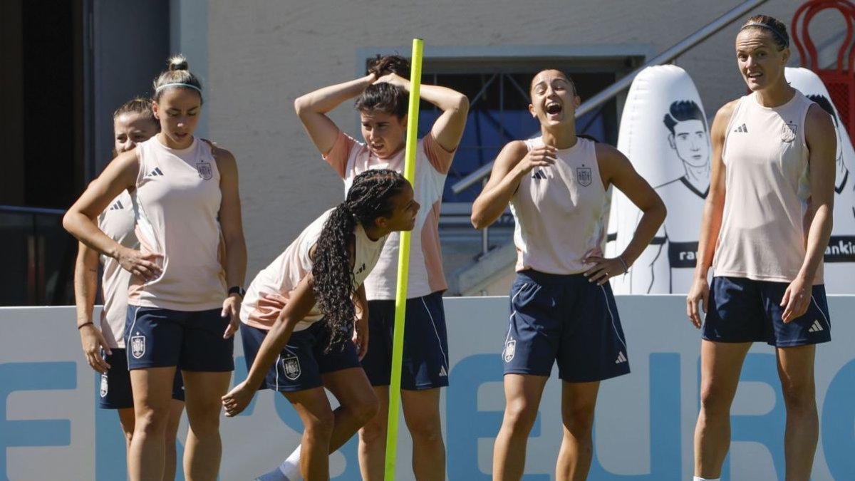 Jugadoras de la selección española, ayer durante el entrenamiento en Berna. - EFE