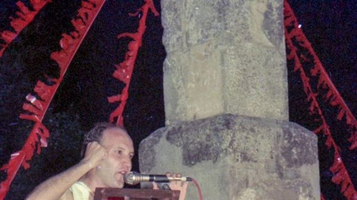 Miquel Parramon, impulsor de la Bakanal, el 1995 i el 2005 amb el seu capgròs d’homenatge. Aquest any la figura de Bacus inspirada en Jaume Ribalta compleix 15 anys. - X.SANTESMASSES / C.MARSIÑACH