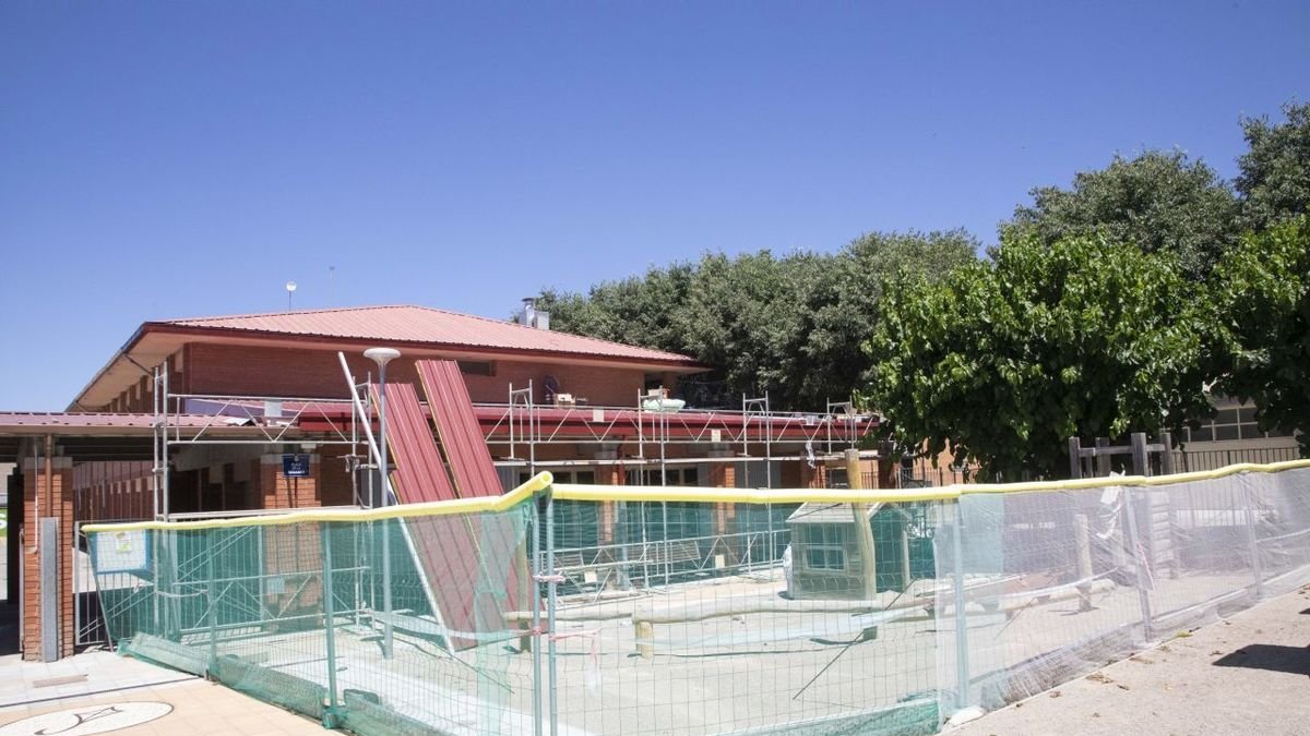 Obres a la teulada del menjador de l’escola L’Estel. ; Array