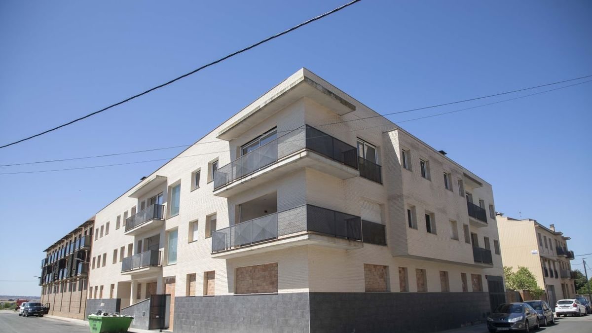 El bloc de pisos va quedar abandonat amb la crisi immobiliària del 2008. - C.MARSIÑACH