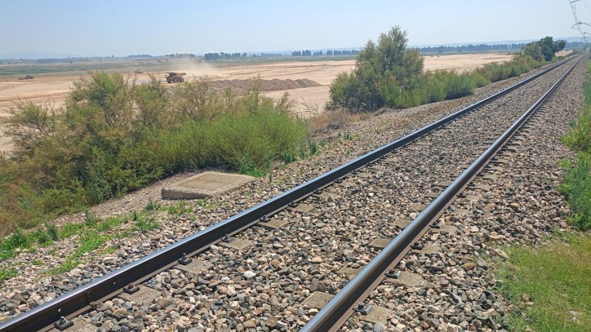 Un camió treballa en la primera fase d’obres del port sec de Tamarit de Llitera, al costat de la via de tren Saragossa-Lleida. - E.B.D.