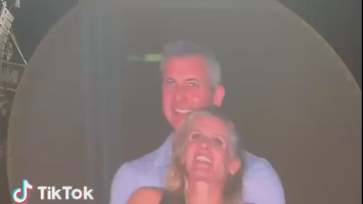 Un frame de la imatge captada per la 'kiss cam'.
