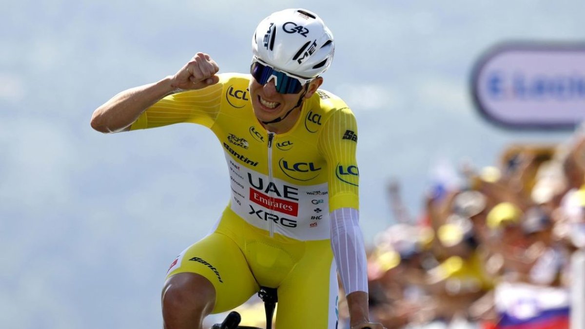 Pogacar celebra su victoria en la contrarreloj, que le acerca a su cuarto Tour. - EFE