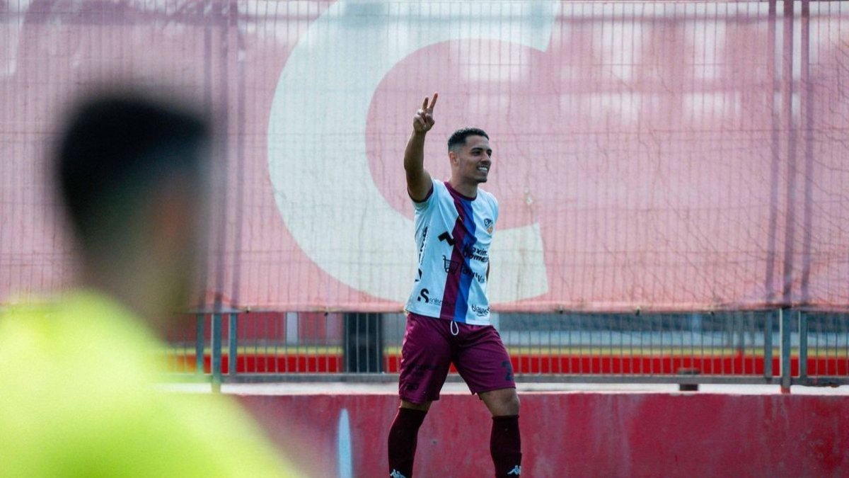 El davanter canari Giovanni Navarro, nou reforç per a l’Atlètic Lleida.