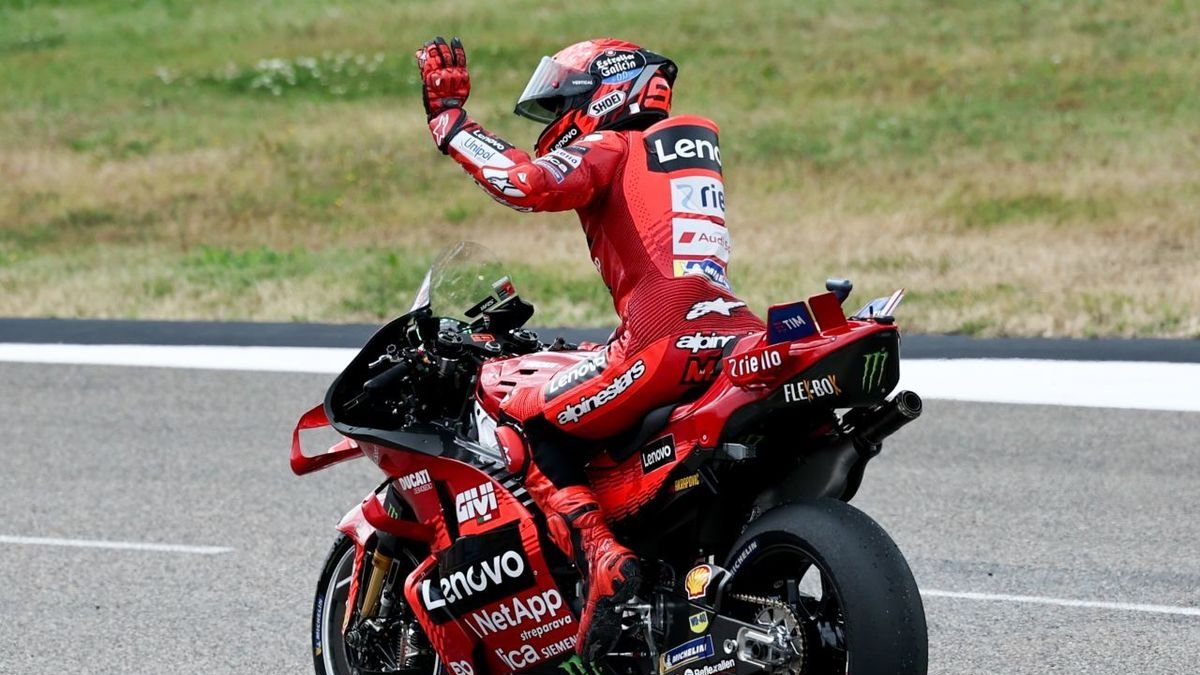Marc Márquez saluda el públic una vegada conclosa la sessió oficial al circuit de Brno. - EFE