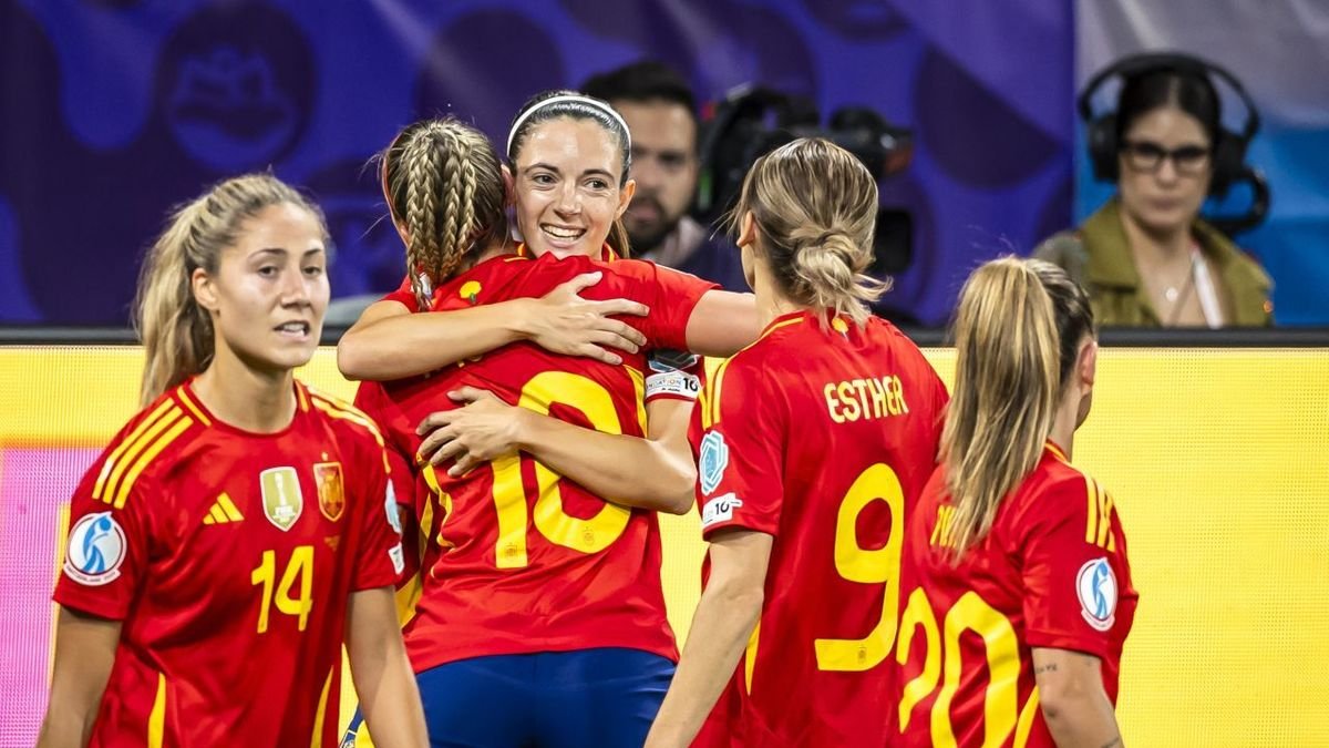 Jugadoras de la selección española celebran uno de los dos goles que las llevaron a semifinales. - EFE