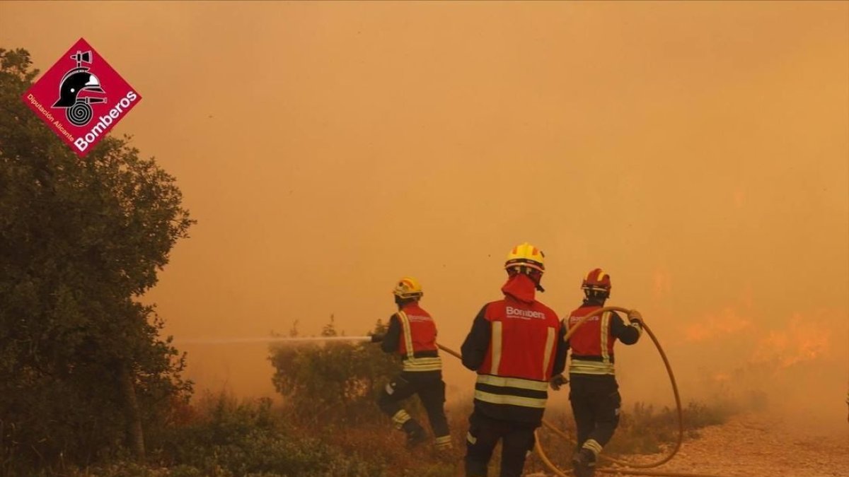 Bombers treballant per apagar l’incendi declarat a Alacant. - EUROPA PRESS