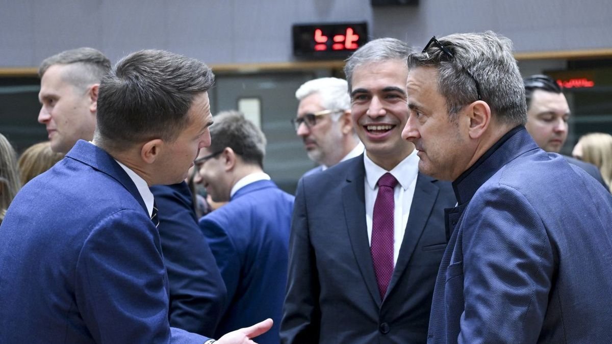 El secretari d’Estat, Fernando Sampedro, conversa amb els ministres de Polònia i Luxemburg. - ACN
