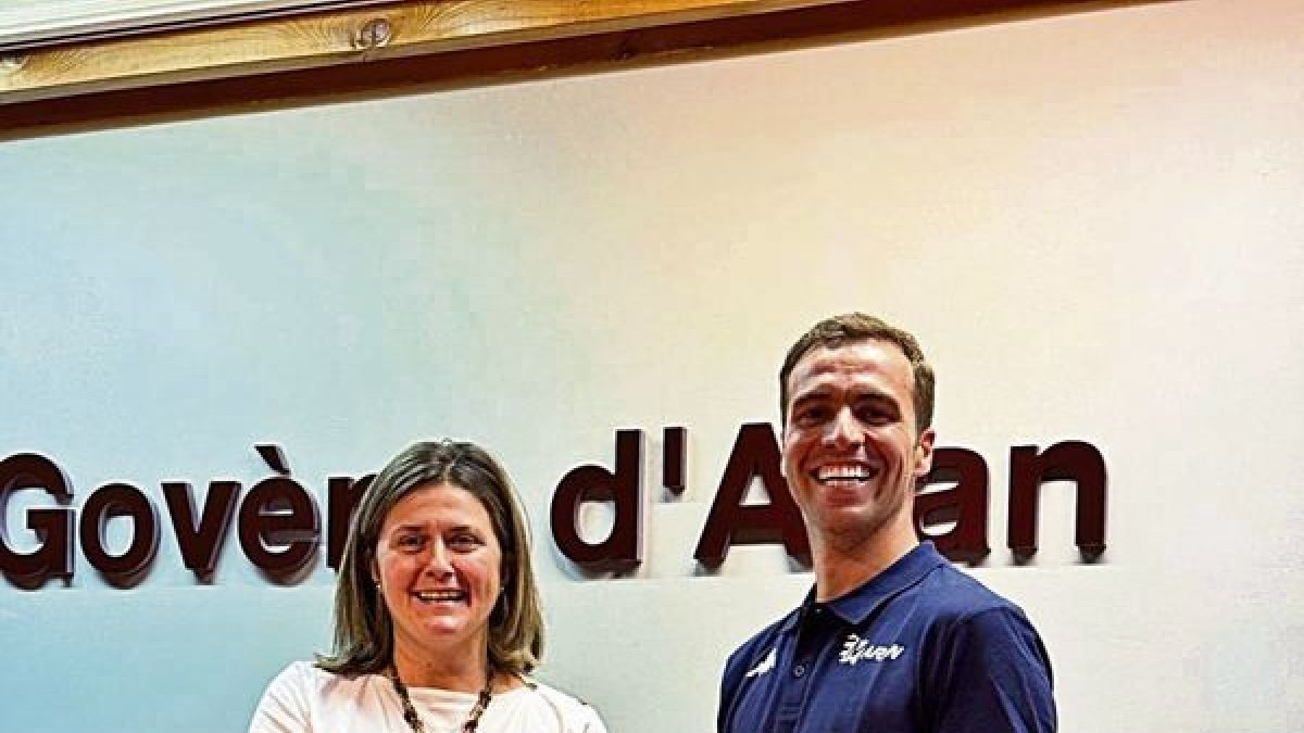 Maria Vergés e Eduardo Puente, dempús de signar eth convèni.; Array