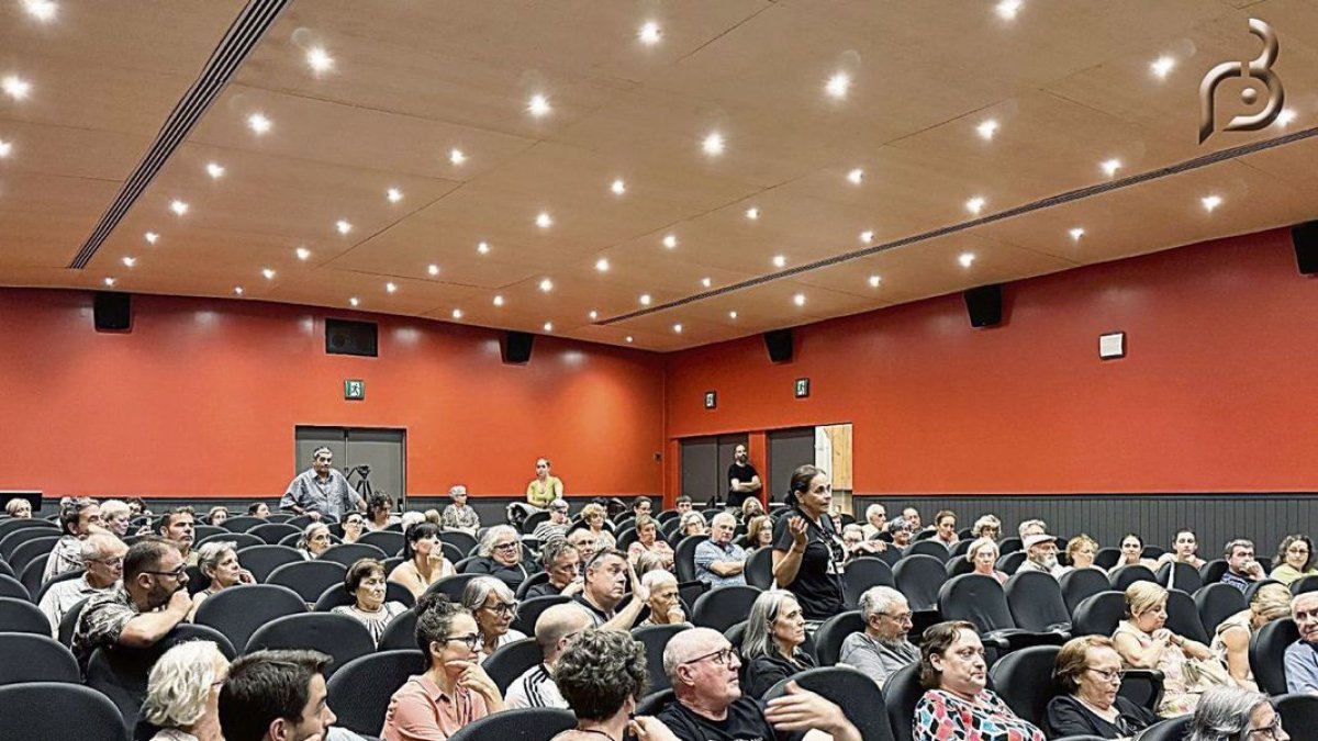 Els veïns van mostrar enuig amb les deficiències del nucli antic i la falta de serveis. - R. BALAGUER