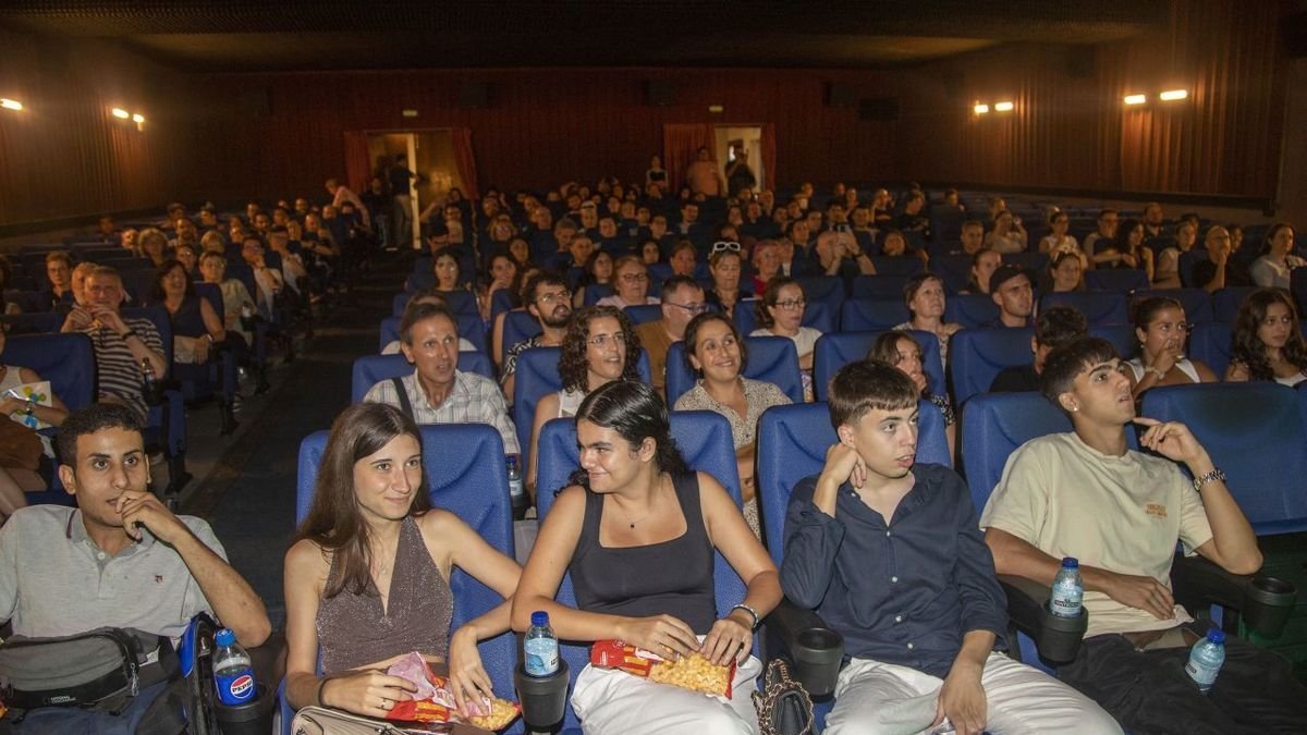Unes 300 persones van participar ahir en la gala inaugural. - LAIA PEDRÓS
