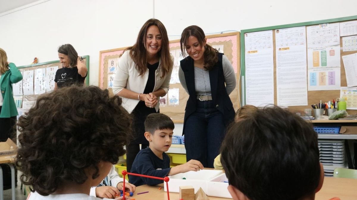 La consellera de Educación, Esther Niubó, visitantdo una escuea en una imagen de archivo. - ACN