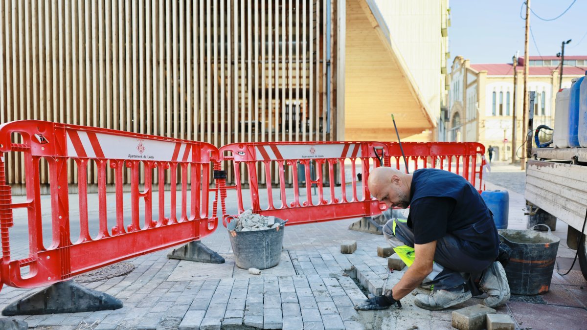 Renovació de les llambordes a Cavallers