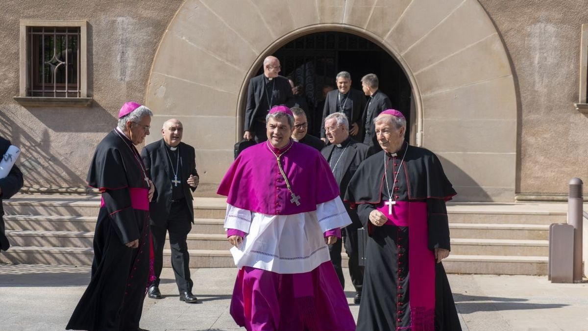 La procesión de los oficiantes partió del Palacio Episcopal de Lleida. Después de una reunión a puerta cerrada, el obispo electo, acompañado por Salvador Giménez, se desplazó a pie desde la sede del obispado hasta la Catedral. - PAU PASCUAL PRAT