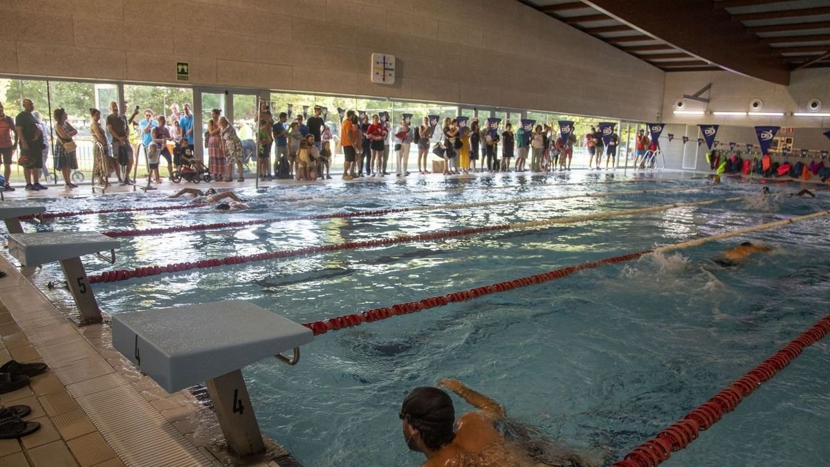 Los participantes nadaron 200 metros, el doble respecto al año pasado, en la piscina cubierta. - LAIA PEDRÓS