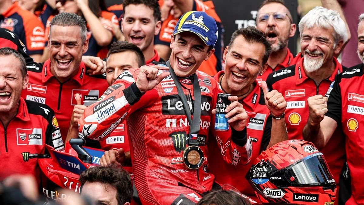 Marc Márquez fa broma acompanyat per tot el seu equip amb el poc que li va faltar per ser sancionat per la pressió dels pneumàtics. - EFE