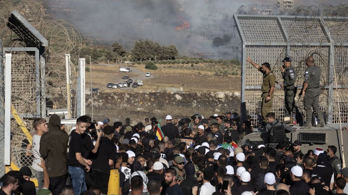 Drusos del Golan i Galilea intenten travessar la frontera amb Síria. - EFE/ATEF SAFADI