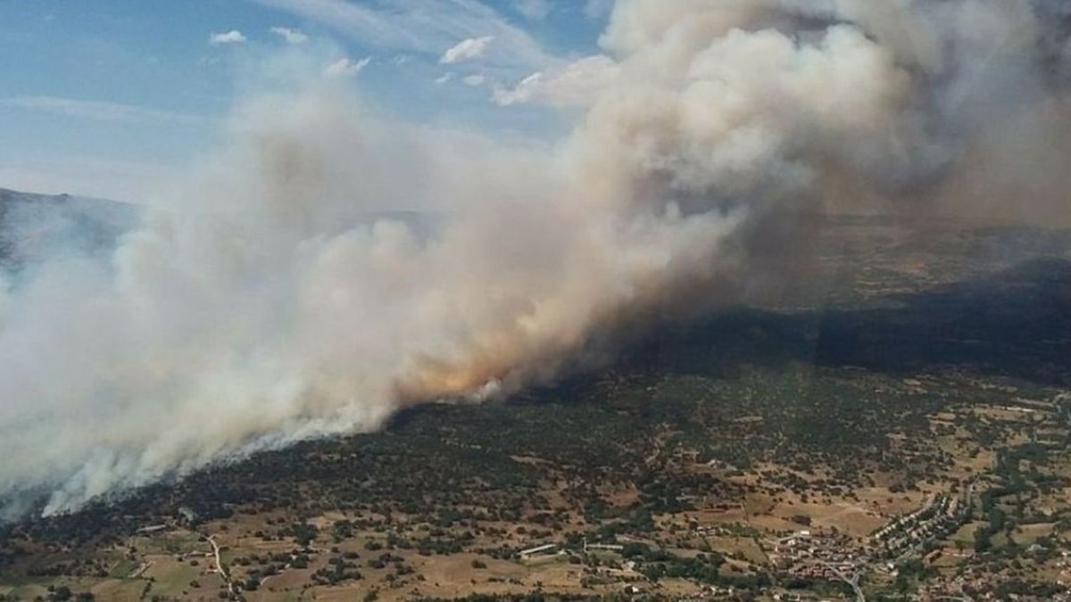 Imagen aérea del incendio en la zona de Navaluenga, en Ávila. - JCYL