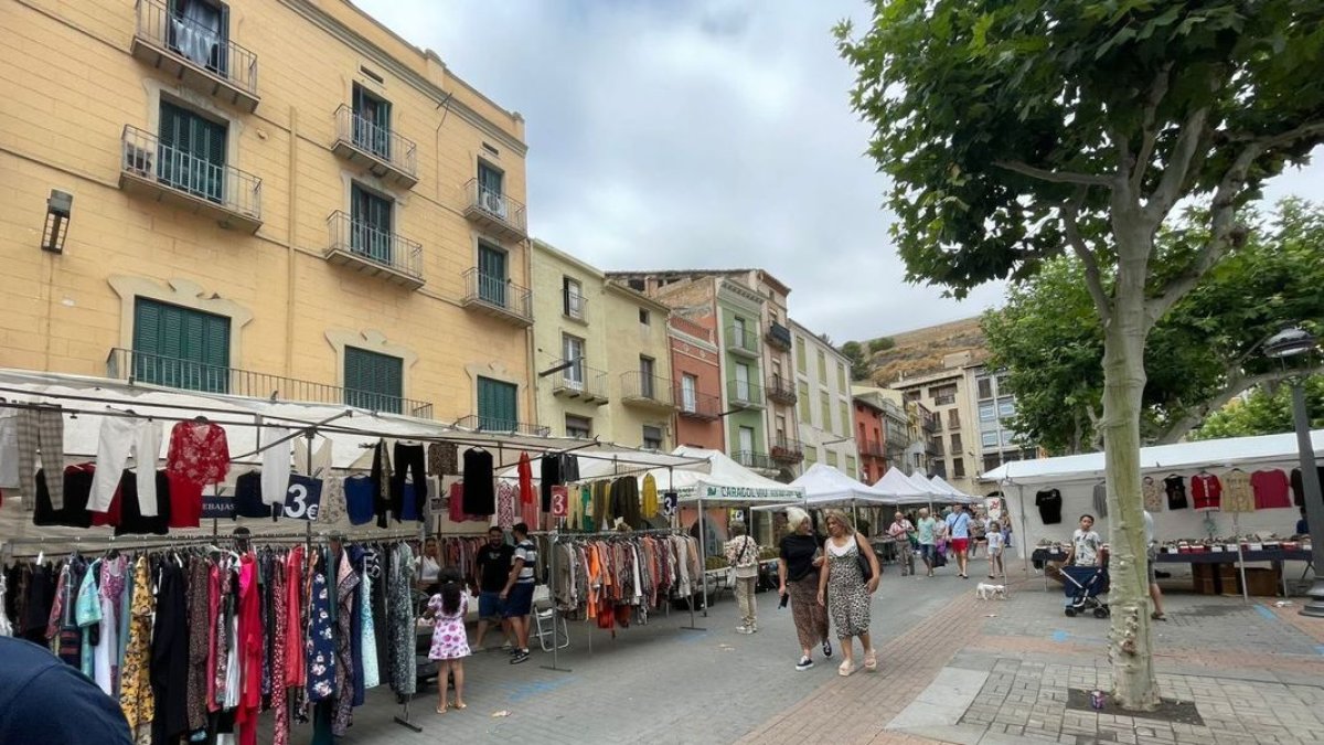 Algunas de las paradas del mercado de Balaguer. - JUNTS